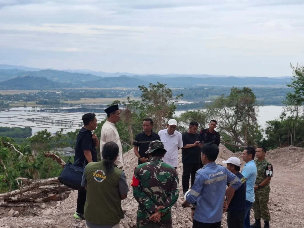 meninjau langsung pembangunan Pelabuhan Umum Tonra di Desa Bone Pute, Kecamatan Tonra, Kabupaten Bone, Kamis (19:3:2026)