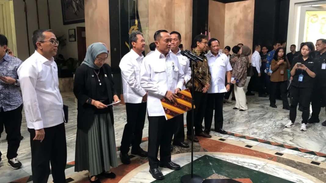 Mensesneg Prasetyo Hadi menyampaikan keterangan kepada awak media di Kantor Kemhan pada Selasa