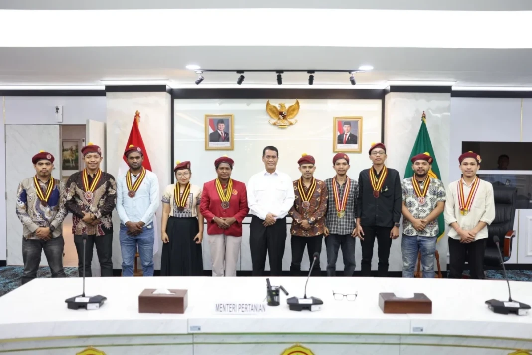 Mentan Amran mengajak generasi muda memanfaatkan berbagai program dukungan pemerintah untuk mengembangkan usaha di sektor pertanian.