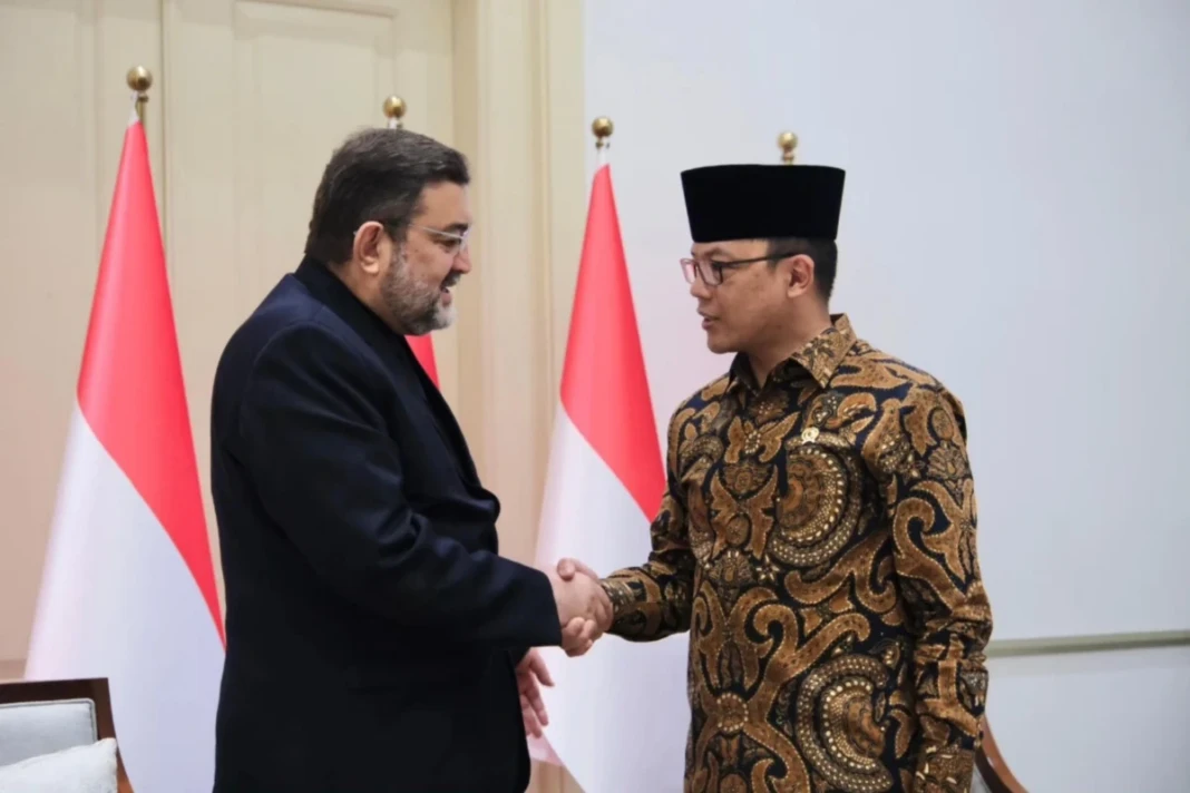Menteri Luar Negeri RI Sugiono berjabat tangan dengan Duta Besar Republik Islam Iran untuk Indonesia, Dr. Mohammad Boroujerdi