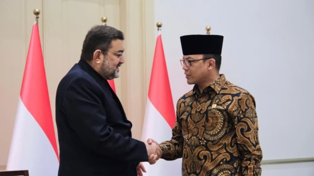 Menteri Luar Negeri Sugiono menyampaikan surat dukacita kepada Duta Besar Iran untuk Indonesia, Mohammad Boroujerdi, di Jakarta pada Rabu, 4 Maret 2026.