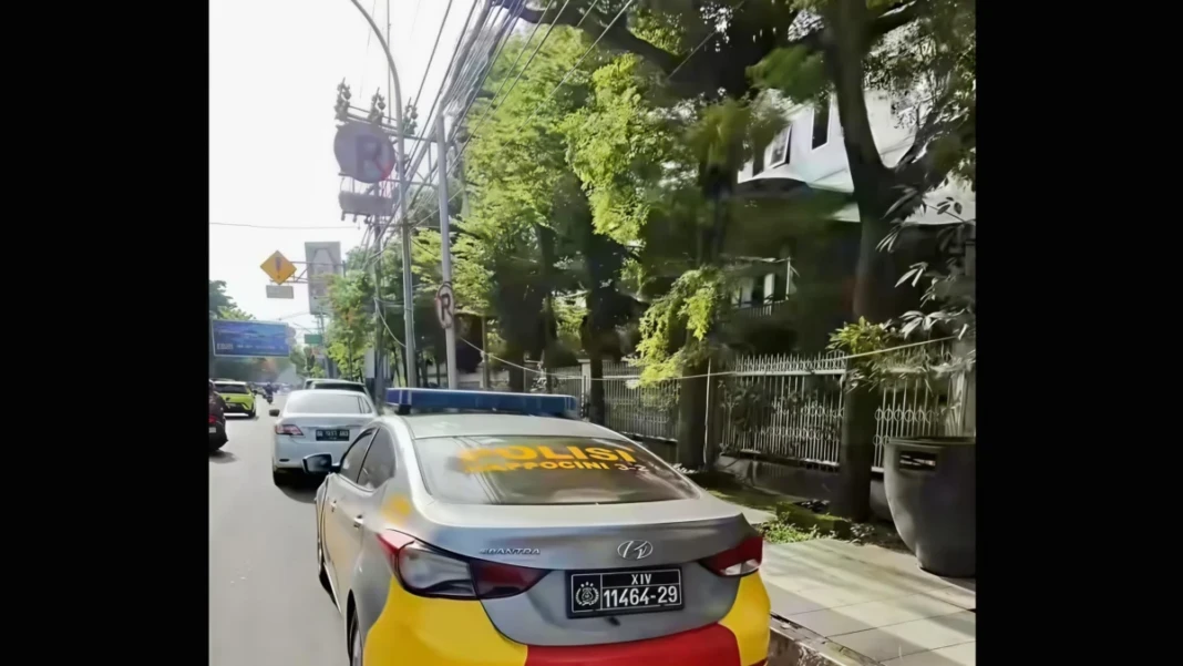 Mobil dinas milik Kapolsek Rappocini, Kompol Ismai tampak berhenti di bawah rambu larangan parkir di Jalan Ahmad Yani, Makassar.