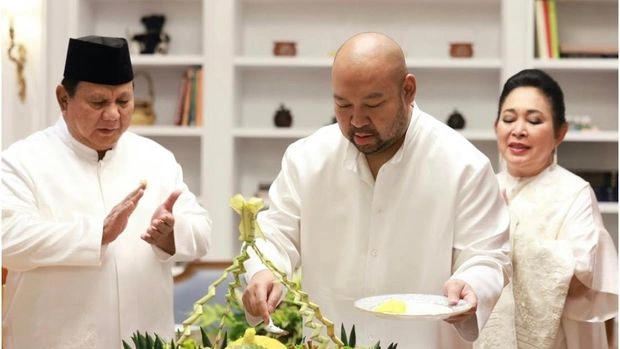 Momen potong tumpeng di hari perayaan ulang tahun Didit, didampingi Prabowo dan Titiek Soeharto. Dok. Instagram Prabowo