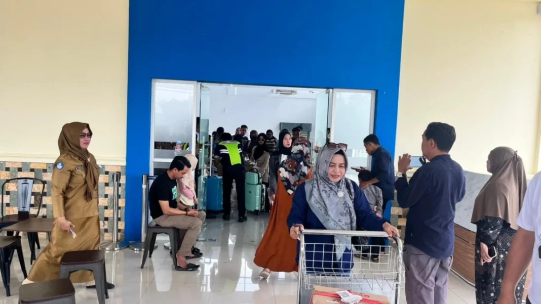 ndara Arung Palakka Kabupaten Bone mulai melayani arus mudik. Senin 9 Maret 2026),tercatat 69 perantau dari Balikpapan yang merupakan warga Bone, Wajo, Soppeng, dan Sinjai tiba di Bandara Arung Palakka