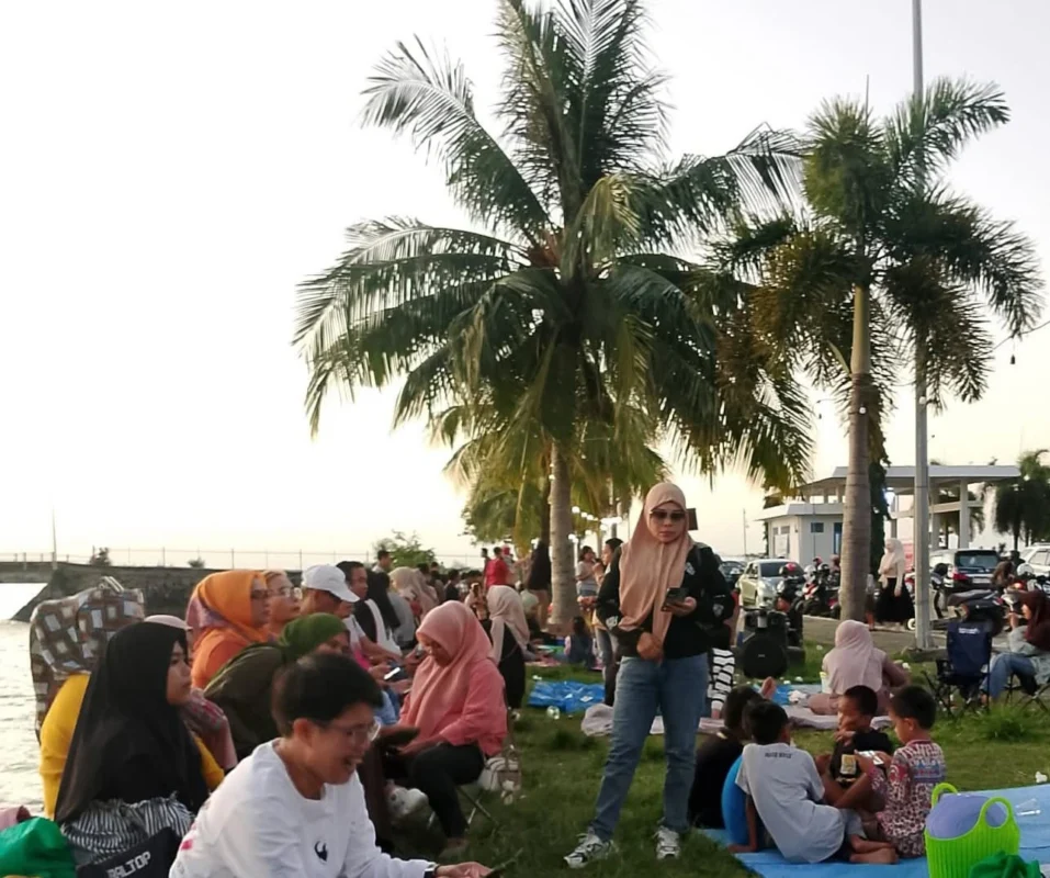 Ngabuburit di Pelabuhan Bajoe Bone