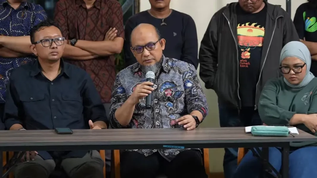 Novel Baswedan menyampaikan pernyataan sikap atas penyiraman air keras ke Andrie Yunus