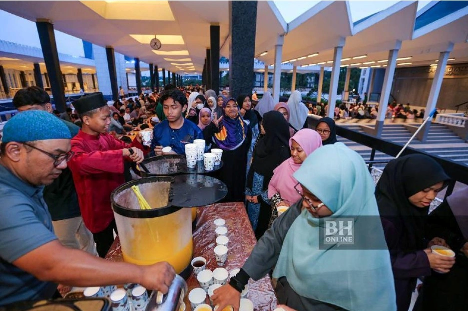 Orang ramai beratur untuk mengambil juadah percuma untuk iftar