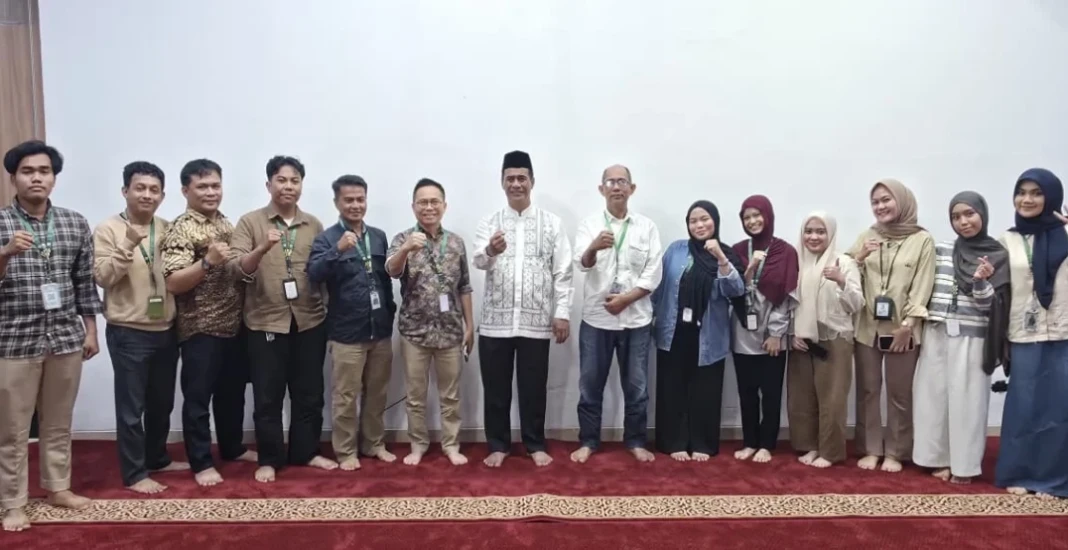 Owner Tiran Group sekaligus Menteri Pertanian RI Andi Amran Sulaiman berfoto bersama karyawan SulawesiPos.com di AAS Building, Selasa