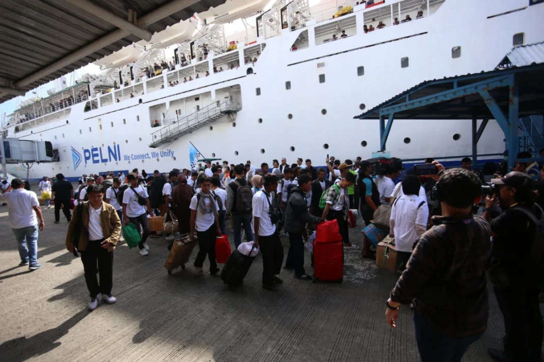 Para penumpang yang mengikuti program mudik gratis oleh BUMN diberangkatkan secara serentak dari Pelabuhan Makassar, Minggu, (15:3:2026)