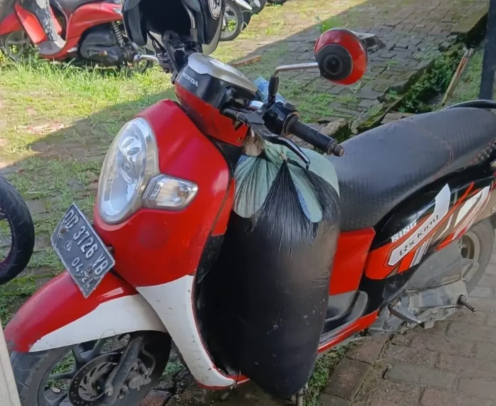 Pasang suami-Istri di Kota Makassar harus berurusan dengan petugas Polsek Tamalate Polrestabes Makassar, setelah kedapatan membawa 100 liter minuman keras (miras) jenis ballo. (Dok. Polrestabes Makassar)