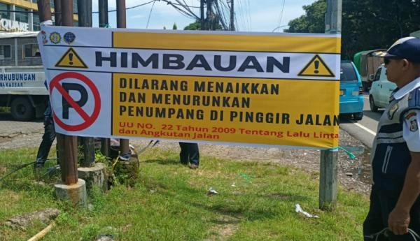 Pemasangan spanduk imbuan oleh Dishub Kota Makassar guna menertibkan terminal bayangan di Jalan Perintis Kemerdekaan, Makassar.