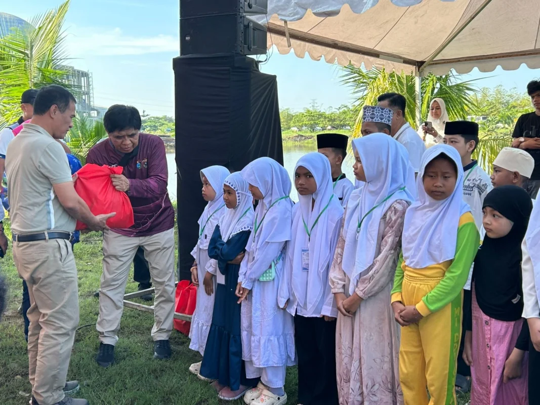 Pembagian santunan secara simbolis oleh Ketua Umum BPP KKSS sekaligus Ketua IKA Unhas, Andi Amran Sulaiman