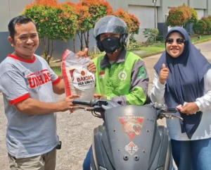 Pemberian bantuan beras 5kg kepada driver ojek online.
