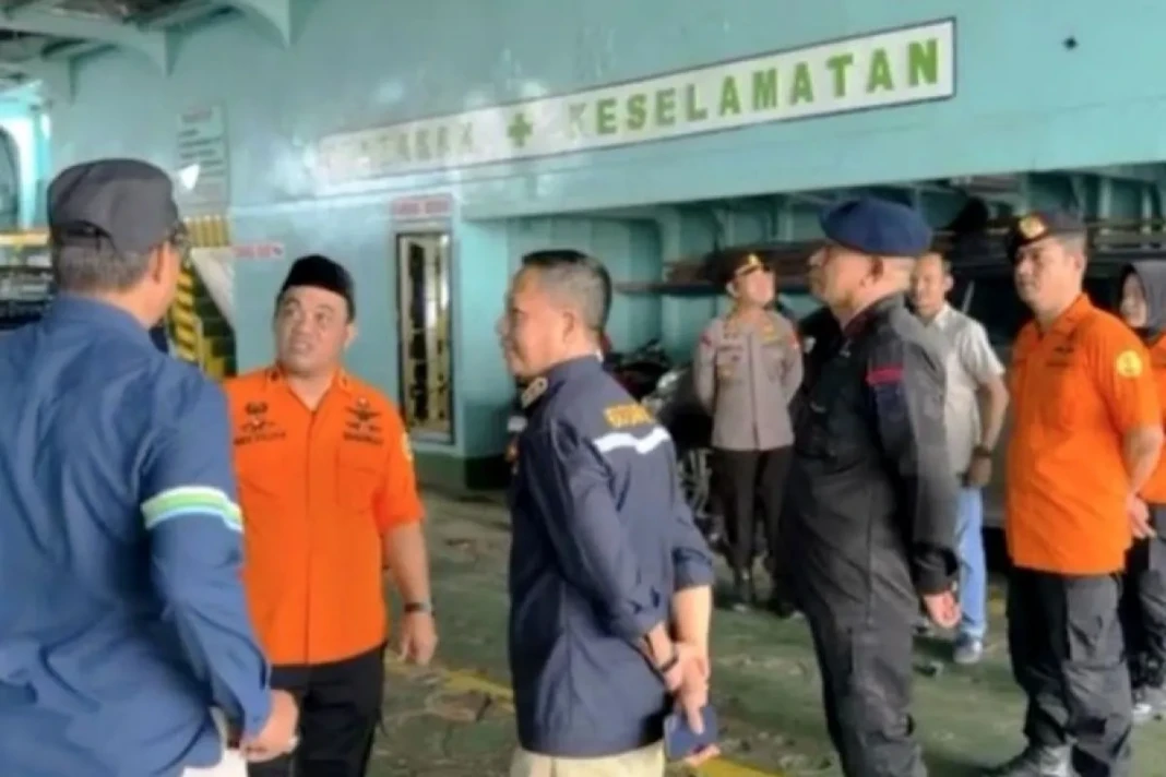 Peninjauan basarnas di Bone.jpg