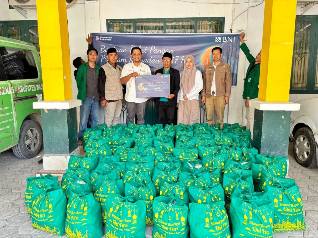 Penyaluran paket sembako program BNI Berbagi yang disalurkan melalui BAZNAS Kabupaten Wajo