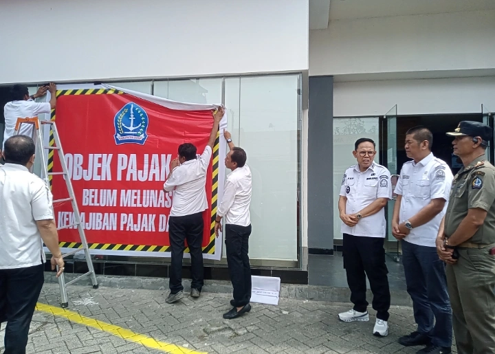 Penyegelan sementara tempat makan KFC di Bone