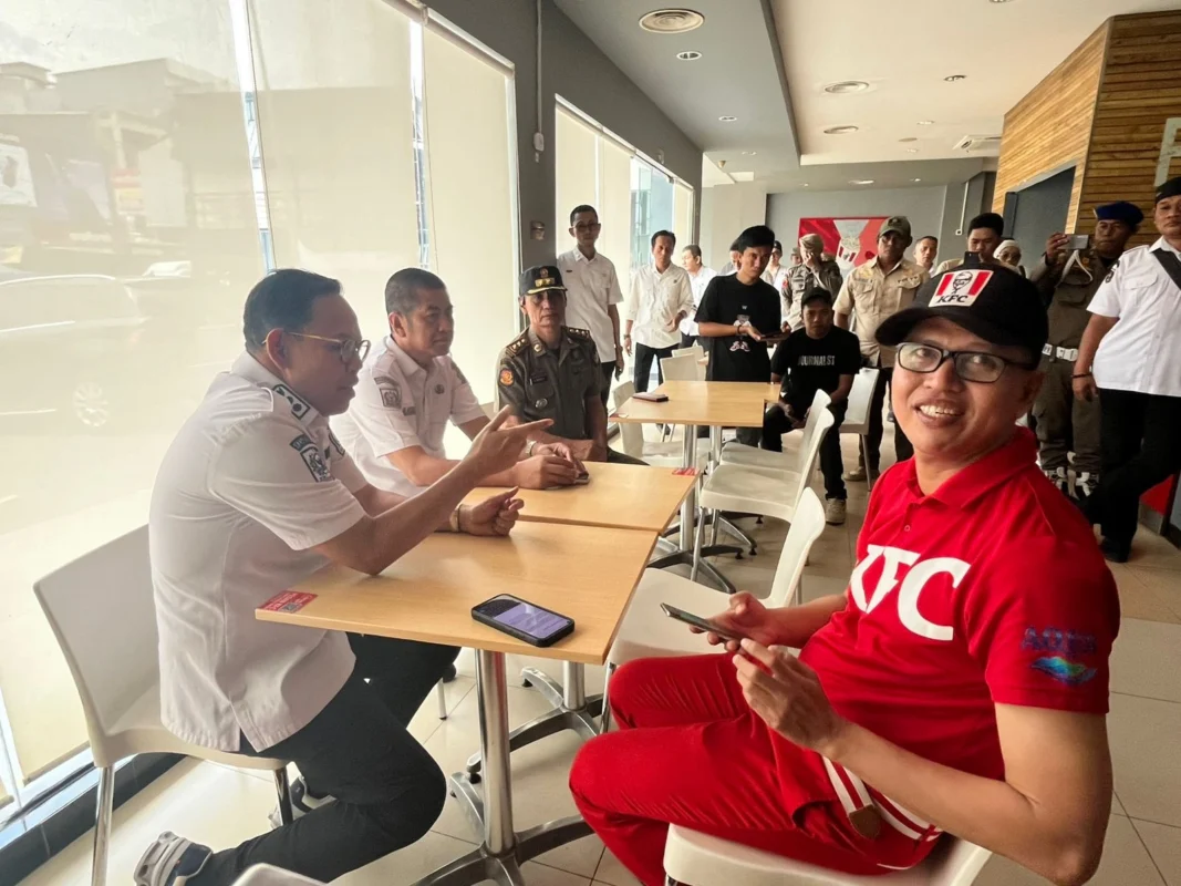 Penyegelan tempat makan KFC di Bone