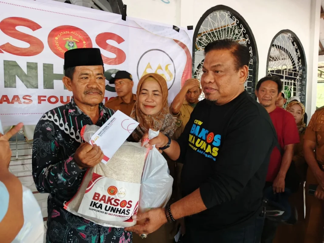 Penyerahan baksos Ika Unhas