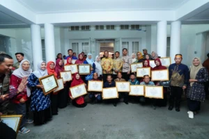 Penyerahan insentif Rp50 juta yang berupa penghargaan Pemprov Sulsel kepada Pemkab Bone sebagai kabupaten berprestasi, Minggu (2932026).