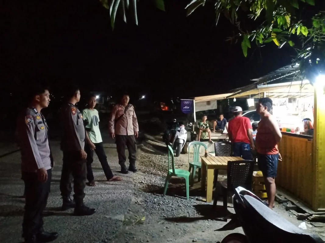 Personel Polsek Amali mendatangi lokasi tempat kejadian perkara penganiayaan di Desa Tassipi Kecamatan Amali, Minggu malam 1 Maret kemarin