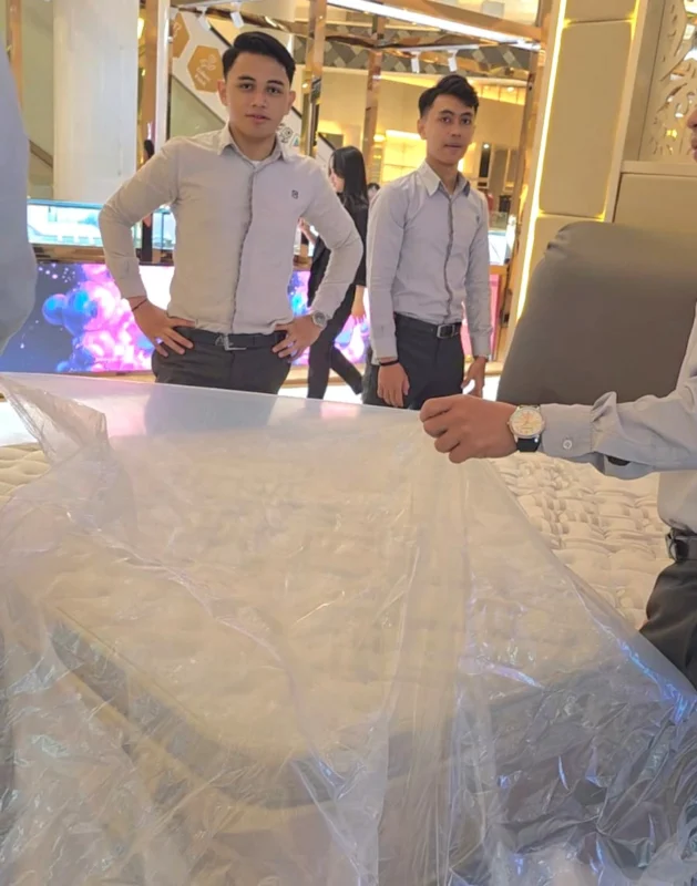 Petugas pusat perbelanjaan mengemas springbed