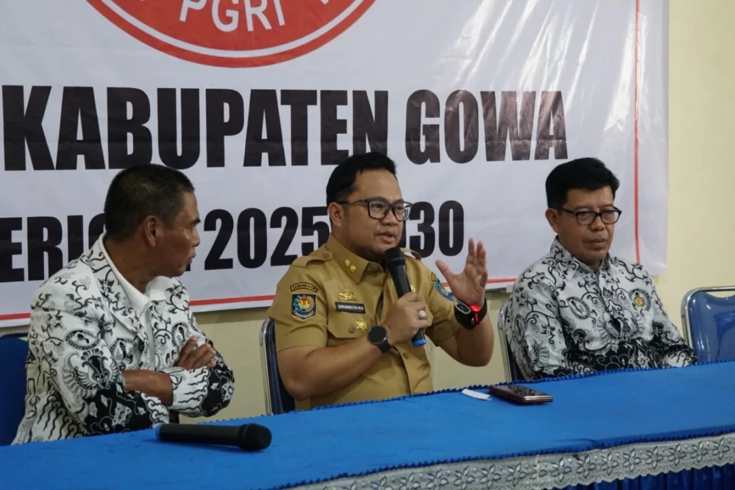 PGRI dan Baznas menyalurkan bantuan sembako kepada 80 guru honorer di Gow, Selasa (17:3:2026)