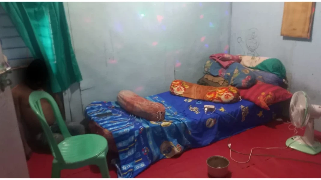 Polisi melakukan olah TKP penemuan pria tewas di kamar kos di Makassar. Dok. Istimewa (1)