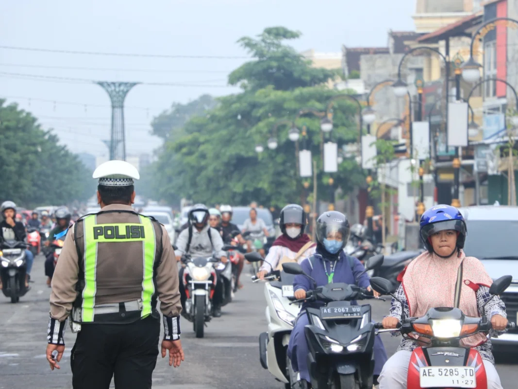 Polisi mengatur lalu lintas