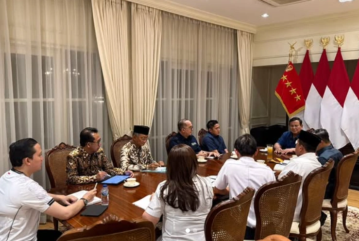 Presiden gelar rapat usai berkunjung ke kawasan rel kereta api di Senen, Jakarta