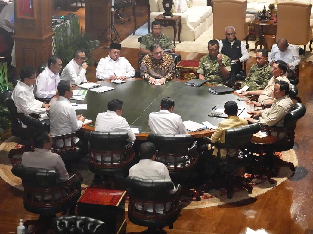 Presiden Prabowo Subianto menerima sejumlah menteri Kabinet Merah Putih dalam pertemuan yang digelar di kediaman pribadinya di Hambalang, Bogor, Jawa Barat, Senin