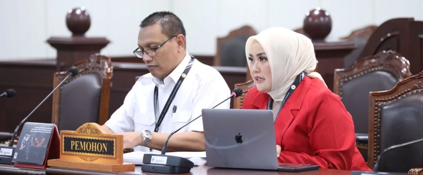 Raden Nuh dan Dian Amalia, sepasang suami istri menyampaikan pokok-pokok permohonan pengujian Undang-Undang Nomor 17 Tahun 2017 tentang Pemilihan Umum (UU Pemilu), pada Selasa (3:3:2026) di ruang sidang panel MK