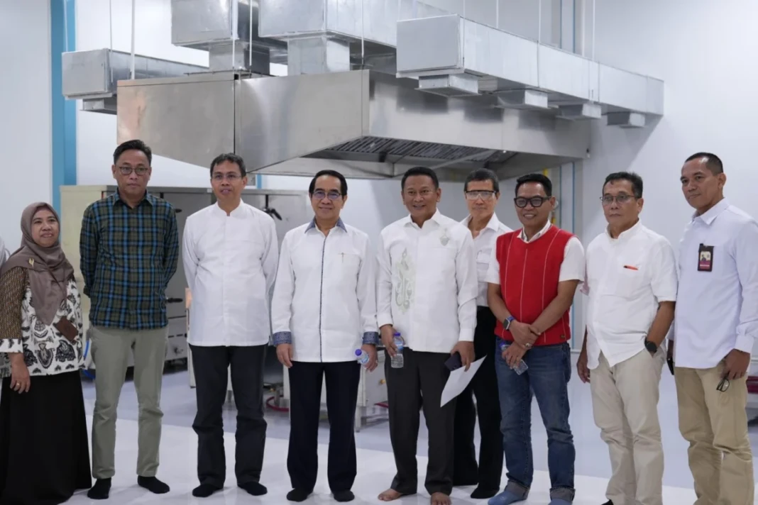 Rektor Unhas saat mengunjungi dapur MBG