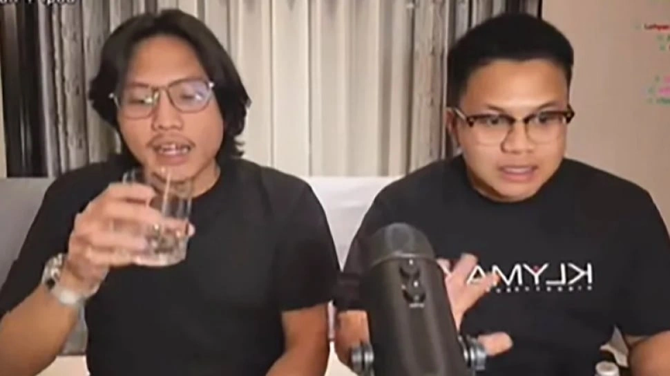 Resbob dan Bigmo dalam live streaming yang menyebutkan tuduhan selingkuh kepada Azizah Shalsa.