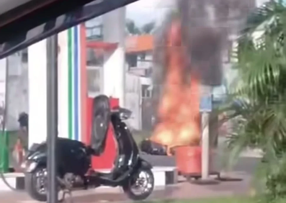Satu unit sepeda motor rerkabar usai mengisi BBM di SPBU di Makassar, Minggu