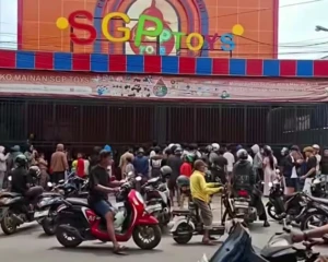 Antrian panjang di toko mainan SGP Toys yang berlokasi Jalan Cendrawasih, Makassar. dok/makassariinfo