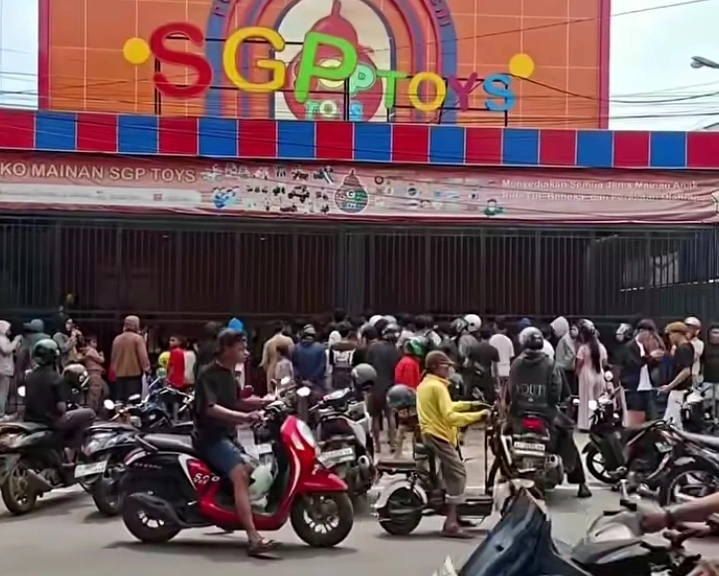 Antrian panjang di toko mainan SGP Toys yang berlokasi Jalan Cendrawasih, Makassar. dok/makassariinfo