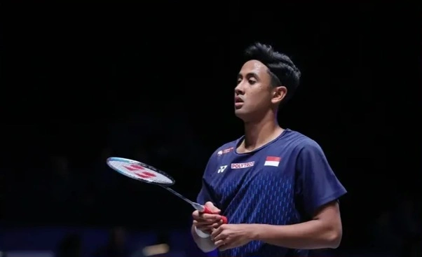 Pebulu tangkis Indonesia Alwi Farhan sukses mengalahkan unggulan ketujuh Chou Tien Chen dengan skor 21-13, 21-19 pada babak 16 besar All England 2026. dok/pbsi