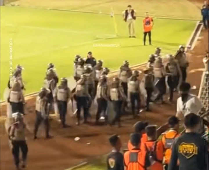 Kerusuhan antar suporter terjadi saat laga Persijap Jepara vs Persis Solo di Stadion Gelora Bumi Kartini. dok/pemain12