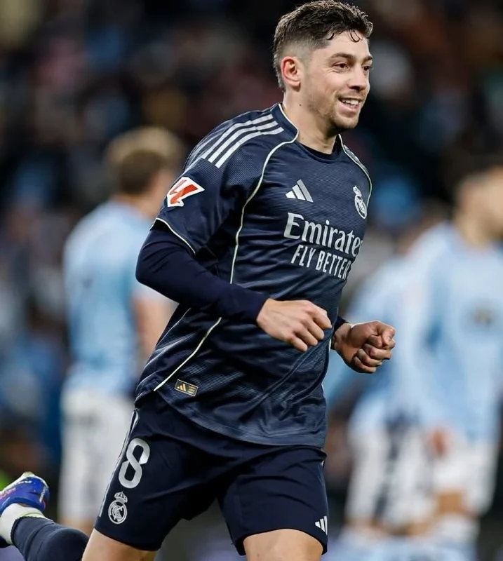 Real Madrid meraih kemenangan dramatis 2-1 atas Celta Vigo setelah gol Federico Valverde di menit 90+4 memastikan tiga poin penting di La Liga.