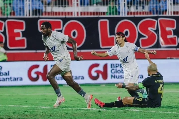 Pemain Asing, Medina Themopole mencetak gol penyeimbang PSM Makassar vs Malut United yang berakhir 3-3 dalam laga pekan ke-25 Liga 1 Indonesia. dok/psm_makassar
