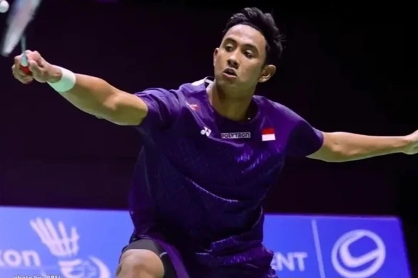 Alwi Farhan melaju ke semifinal Swiss Open 2026 setelah mengalahkan Jason Gunawan dengan skor 21-14 dan 21-15 di babak perempat final.