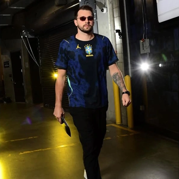 NBA Luka Dončić  memakai Jersey tandang Timnas Brasil untuk Piala Dunia 2026 hasil kolaborasi Jordan Brand. Dok/lukadoncic