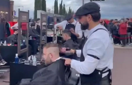 Barbershop bertema Peaky Blinders hadir di Stadion Atletico Madrid sebagai bagian promosi film Netflix “Peaky Blinders: The Immortal Man”.