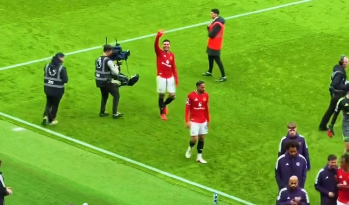 Fans Manchester United kompak meneriakkan nama Casemiro di Old Trafford setelah kemenangan 3-1 atas Aston Villa. Mereka berharap gelandang Brasil itu bertahan satu musim lagi.
