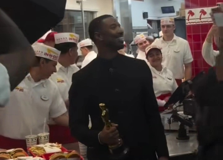 Michael B. Jordan merayakan kemenangan Oscar pertamanya dengan cara sederhana, makan burger di In-N-Out Burger setelah acara Academy Awards. dok/uusfeed
