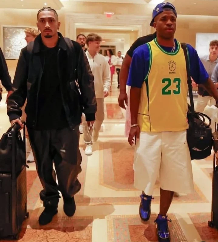 Raphinha dan Vinicius Jr terlihat berangkat bersama menuju pemusatan latihan Timnas Brasil jelang laga uji coba. dok/brazil