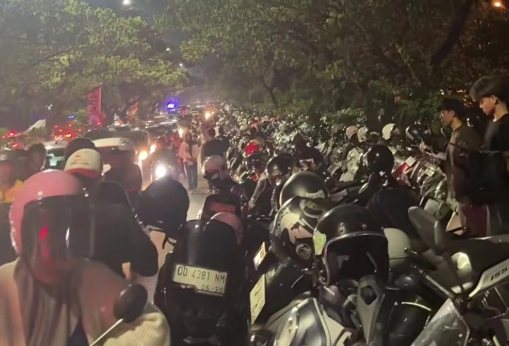 Kemacetan parah terjadi di Jalan Metro Tanjung Bunga Makassar akibat membludaknya penonton Pensi Smansa 2026 yang menghadirkan Dewa 19, Sal Priadi, dan Kapal Udara Perunggu. dok/makassariinfo