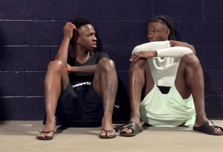 Momen unik Vinicius Jr dan Camavinga tertangkap kamera ngobrol santai usai laga Brasil vs Prancis yang dimenangkan Prancis 2-1. dok/fabrizoorom