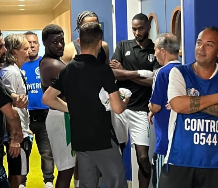 Pemain Mauritania antre di lorong stadion La Bombonera demi bertemu Lionel Messi. dok/fabrizoro