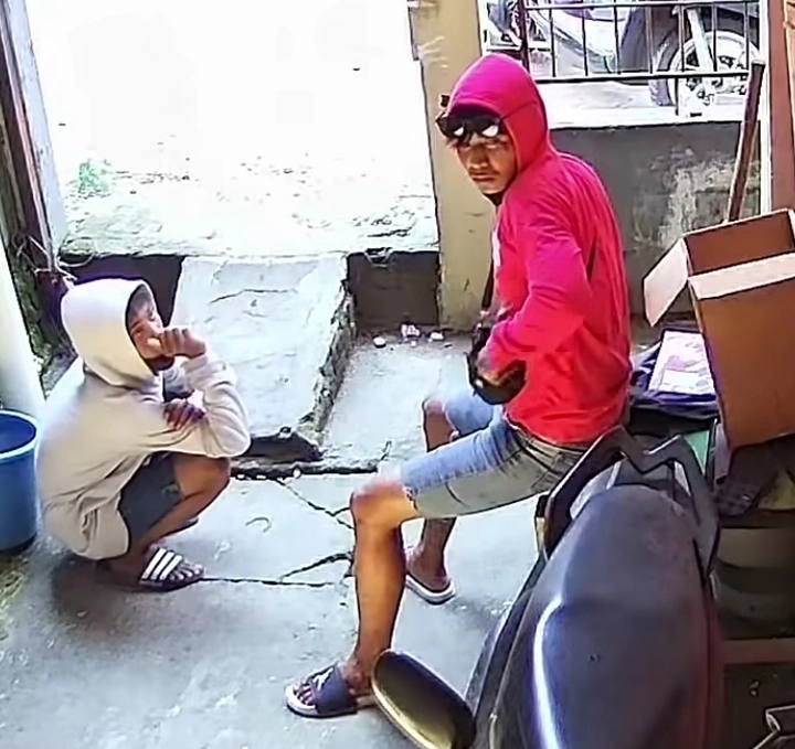 Aksi pelaku pencurian motor di Jalan Kelapa, Makassar, berhasil digagalkan setelah pemilik kendaraan datang tepat waktu. dok/tangkapanlayar